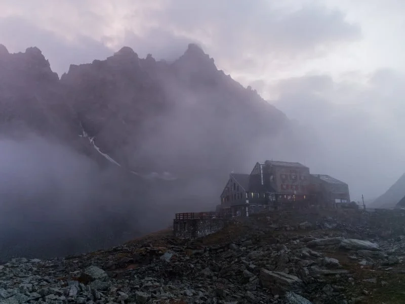 refuge sella quintino nebbia tour du mont viso refuge sella quintino nebbia