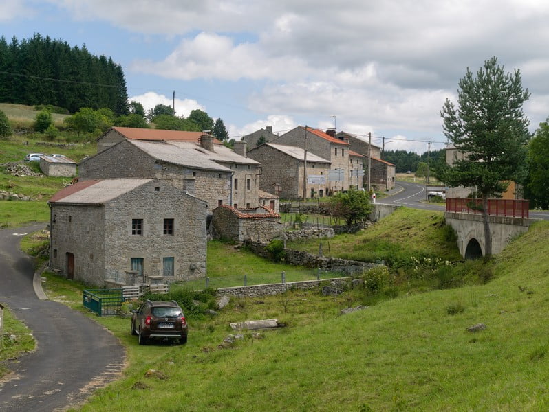 tour du massif central à vélo hameau margeride