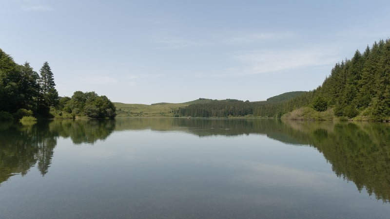 tour du massif central à vélo lac montceneyre