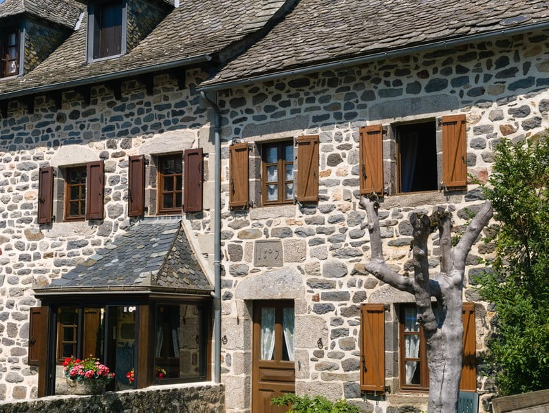 tour du massif central à vélo maison pierre volcanique