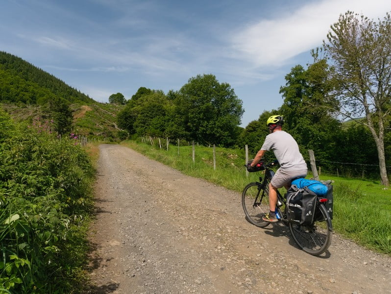 tour du massif central à vélo piste forestiere