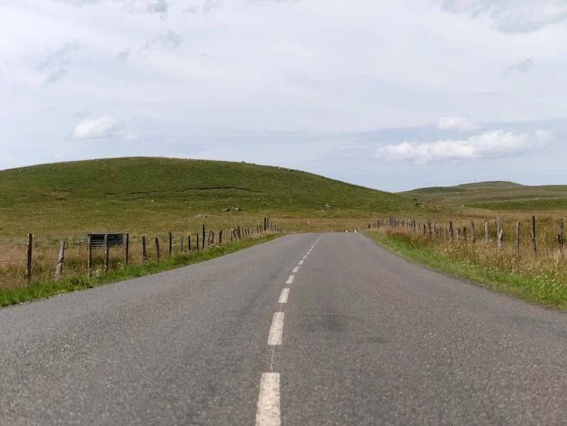 route aubrac tour du massif central à vélo route aubrac