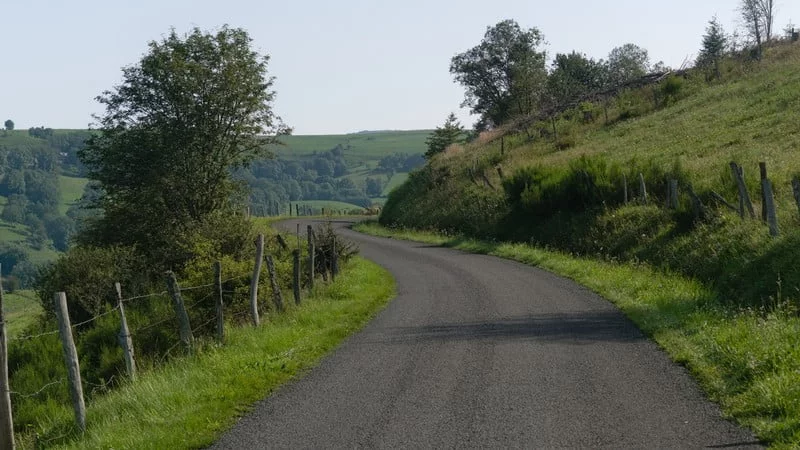 route cezallier tour du massif central à vélo route cezallier