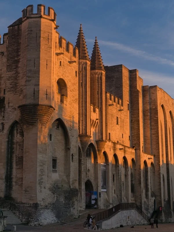palais des papes soir visiter avignon à pied palais des papes soir