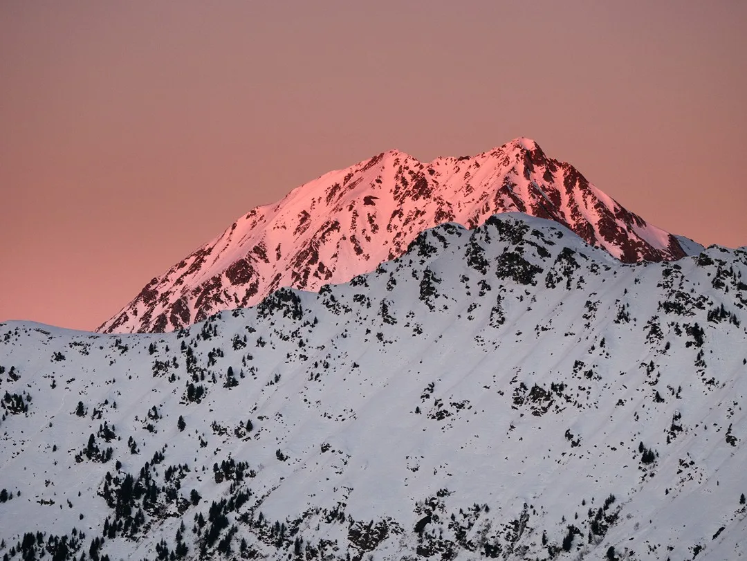 Admirez le coucher de soleil à la croix du Léat en rando raquettes