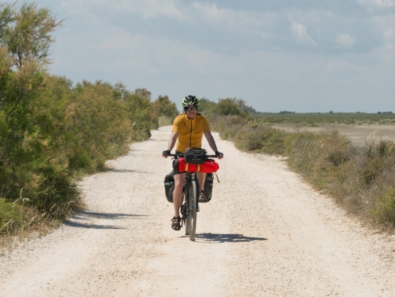 vélo camargue cycliste-digue-a-la-mer