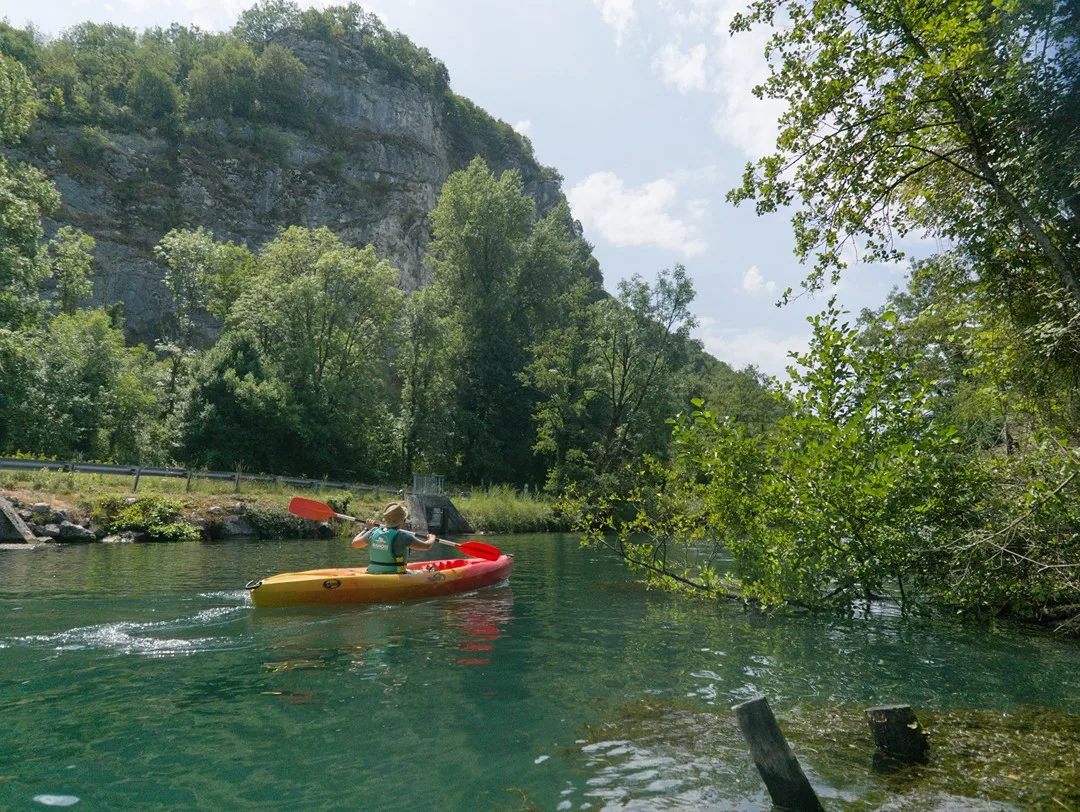 La descente sauvage du Rhône en canoë entre Conjux et Yenne dans les Alpes
