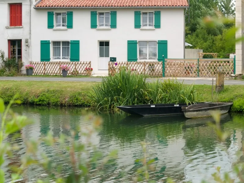 marais poitevin barque visiter le marais poitevin marais-poitevin-barque