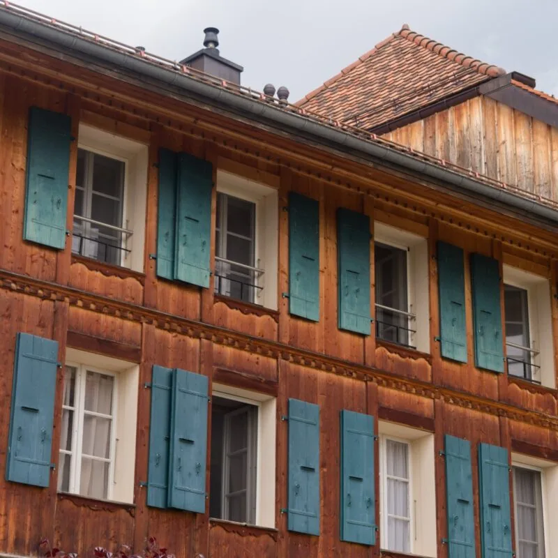 belle facade maison jura suisse