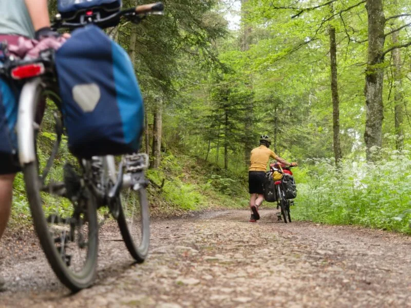 cyclistes velo jura suisse gravel