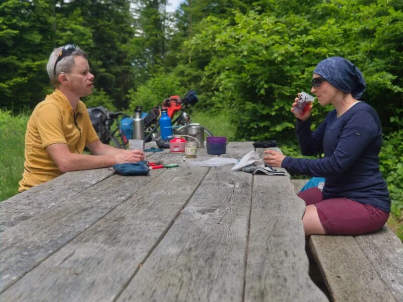 cyclotouristes pause pique nique jura suisse velo