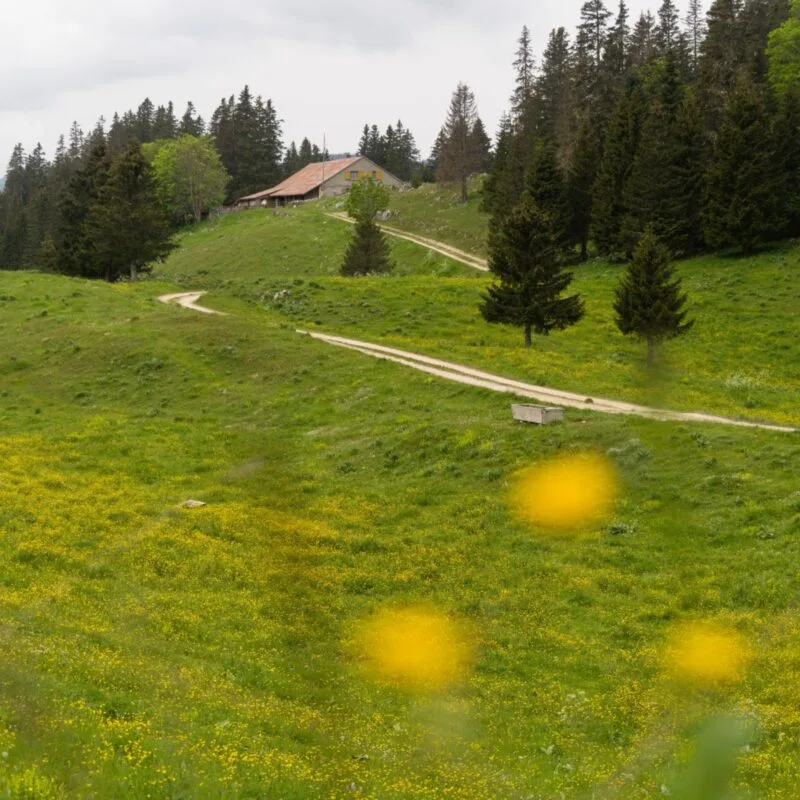 ferme isolee combe des amburnex jura suisse velo