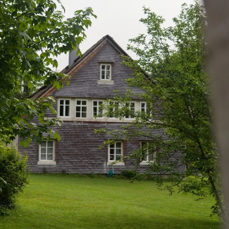 maison jura suisse tavaillons voyage velo