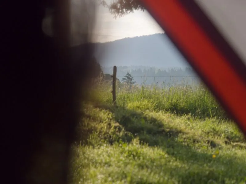 petit matin tente bivouac parcours cyclo 7 suisse a velo
