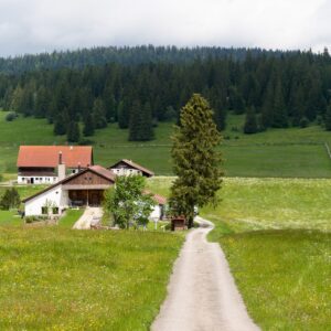 petite route ferme jura suisse velo